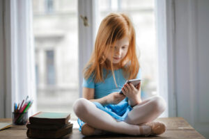 Read more about the article Parenting in the Digital Age: Navigating the Challenges of Technology and Screen Time